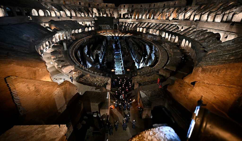 El Coliseo de Roma se ilumina durante la procesión del vía crucis en Roma el Viernes Santo 18 de abril de 2025.