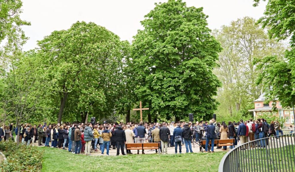 Un momento de oración durante el año pasado en el parque. Foto: Comunión y Liberación.