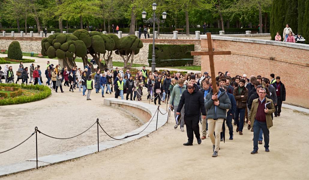 Con la Cruz por el Retiro.