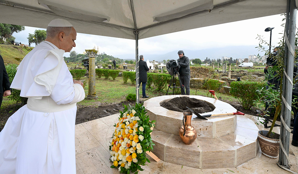 A punto de plantar un olivo en las ruinas de Hipona (Annaba), el martes.