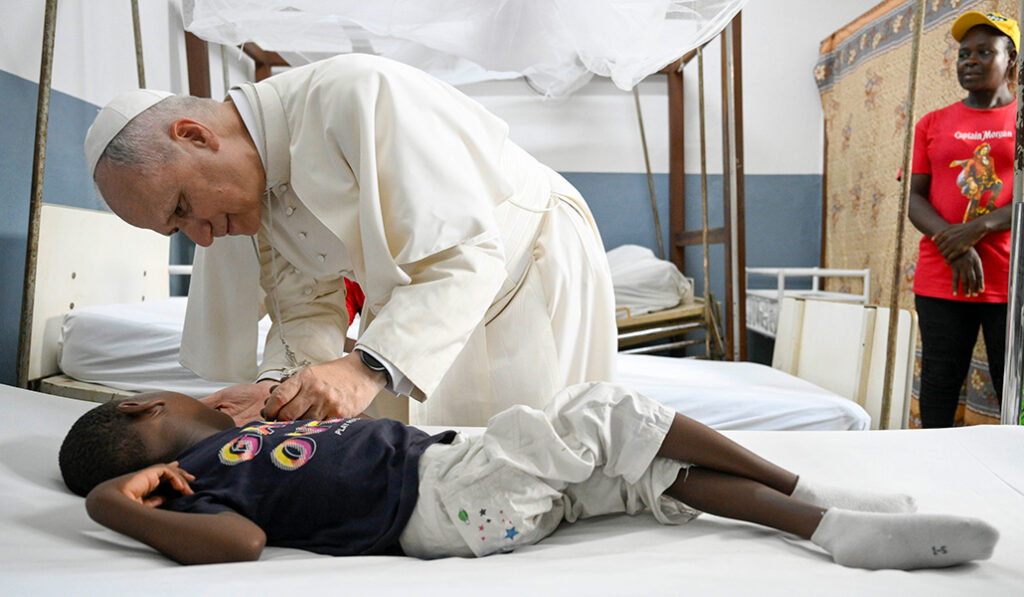Con un paciente del Hospital Católico Saint Paul en Duala, el 17 de abril.