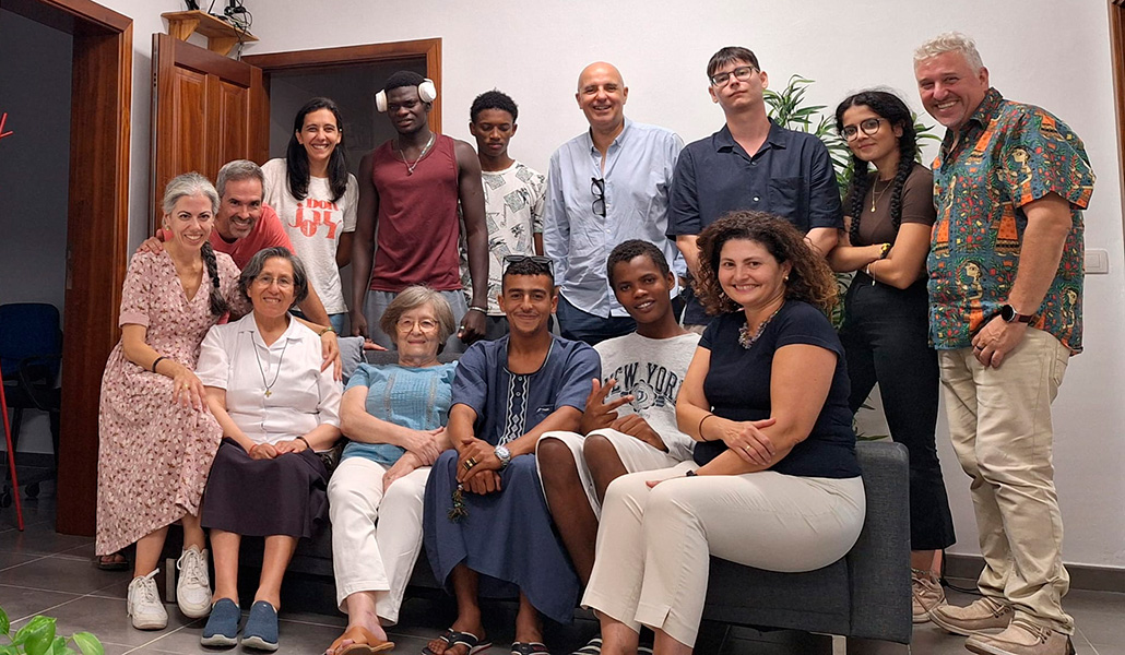 Suso, a la derecha del todo, con los beneficiarios y los voluntarios del proyecto Ben, de Cáritas Tenerife.