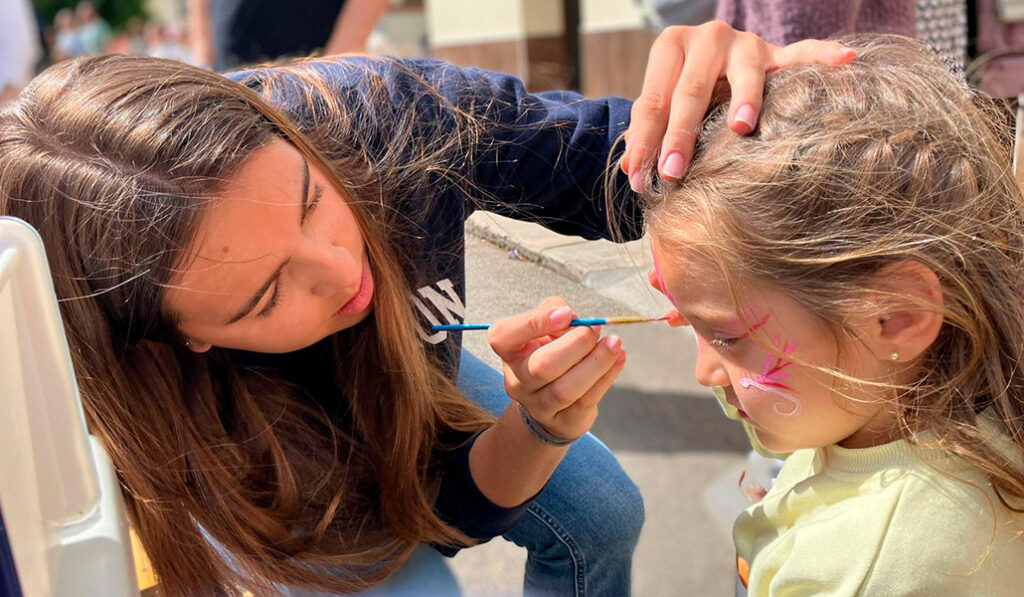 En la Asunción de Gijón pintarán cara para pagarse el bus a Madrid.