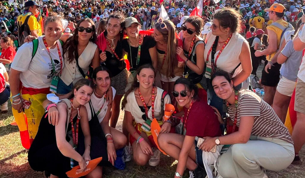María Moreno, de blanco y de pie a la derecha, en la JMJ de Lisboa.
