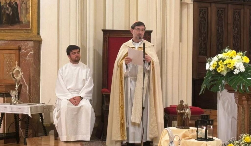 El cardenal Cobo durante la vigilia. Foto: Luis Miguel Modino.
