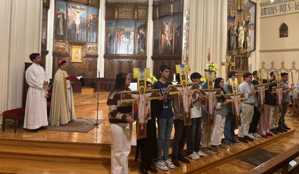 Un joven de cada vicaría sostiene la cruz con la que realizarán actividades de cara a la visita del Papa. Foto: Luis Miguel Modino.