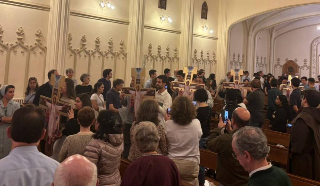 Las cruces para preparar la visita del Papa entran en procesión en la capilla del seminario. Foto: Luis Miguel Modino.