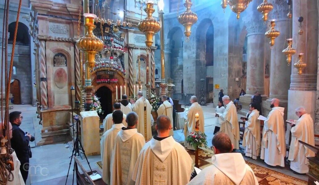 Víspera de Pascua frente al santuario del Santo Sepulcro. Foto: Vatican News.