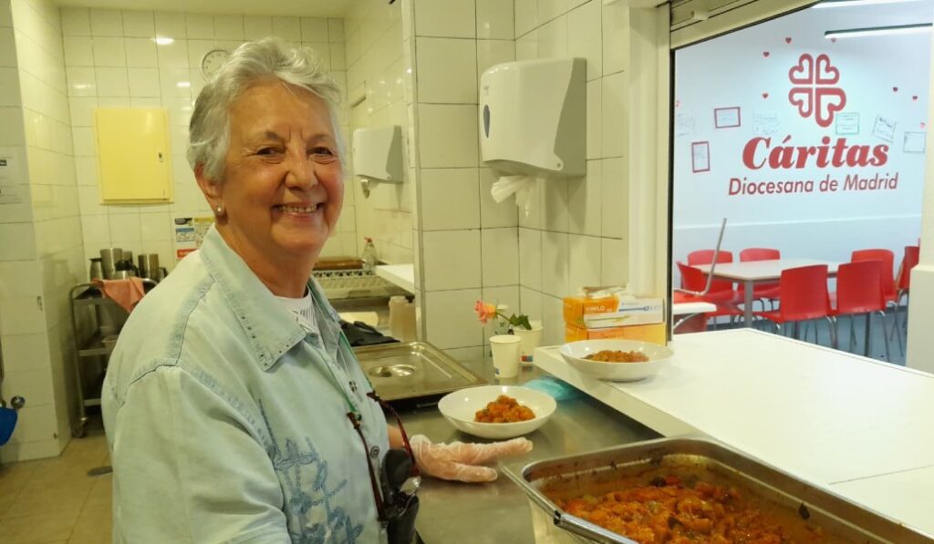 Carmen sirve la comida a los usuarios de CEDIA. Foto: María Martínez López.
