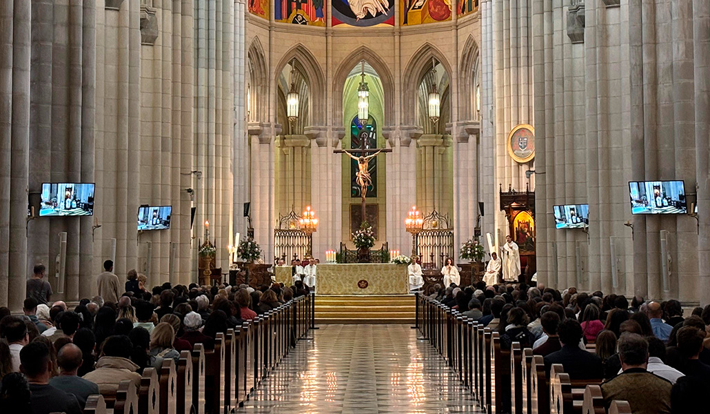 Nave central de la catedral de la Almudena durante la Misa.