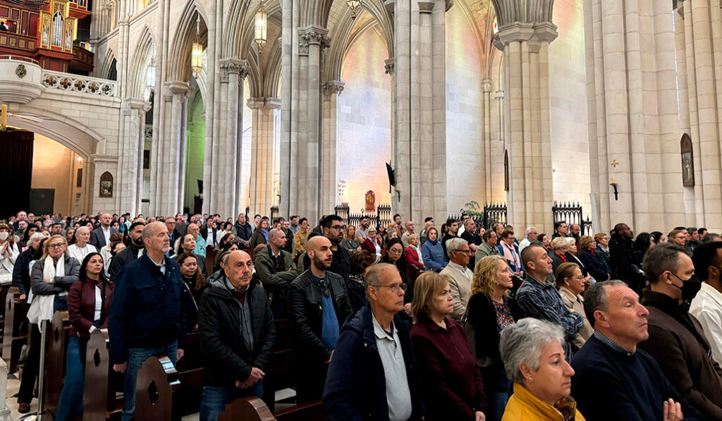 Feligreses madrileños rezan juntos en la celebración del Domingo de la Divina Misericordia.
