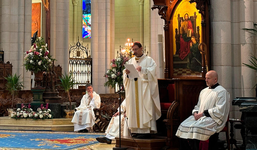 El cardenal José Cobo lee su homilía.