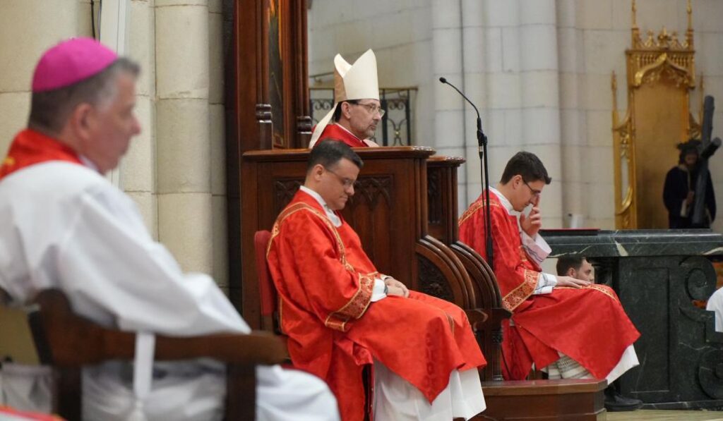 José Cobo, arzobispo de Madrid, en la catedral de la Almudena el Viernes Santo.