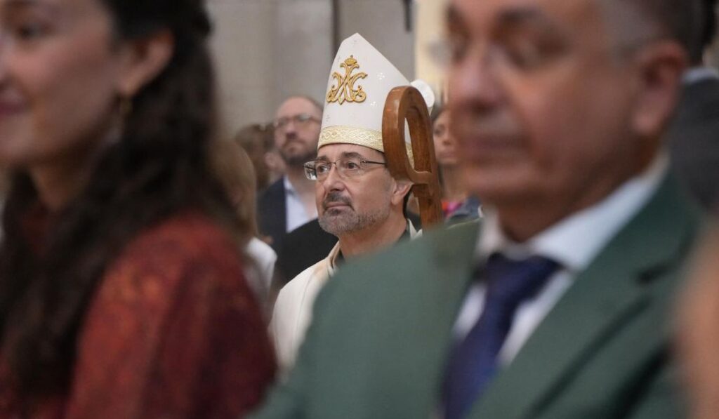 El cardenal Cobo en la catedral de la Almudena el Domingo de Resurrección.