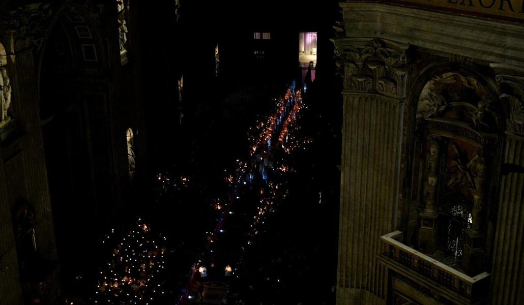 Un momento de la peregrinación de la luz hasta la basílica. Foto: Vatican Media.