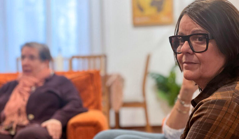 Familiares y voluntarias en la Casa Cuidado.