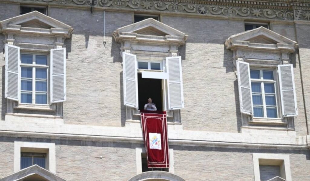 León XIV durante la oración mariana. Foto: Vatican Media.