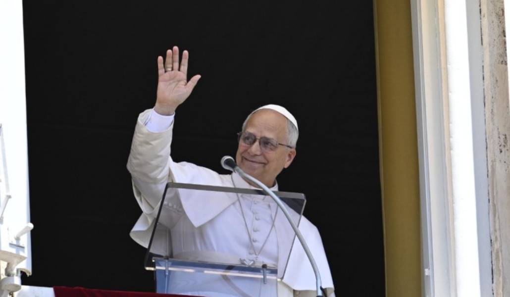 El Santo Padre saluda desde la ventana del Palacio Apostólico. Foto: Vatican Media.