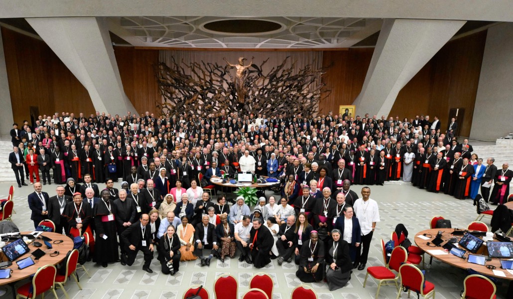 Foto de familia de los participantes en la segunda sesión del Sínodo sobre la sinodalidad, en 2024. Foto: CNS / Vatican Media.