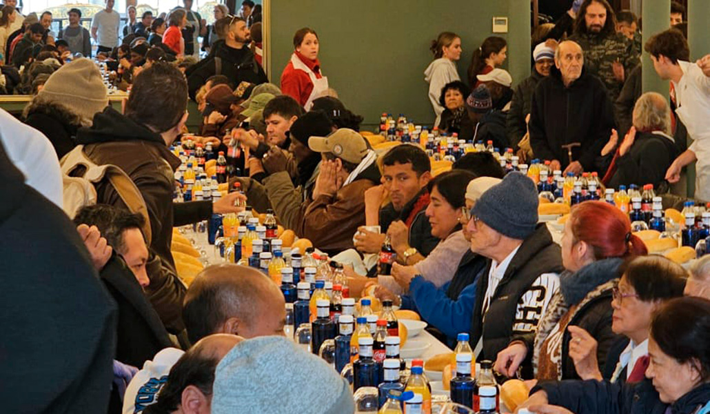 Comida festiva en el comedor de las Misioneras de la Caridad.