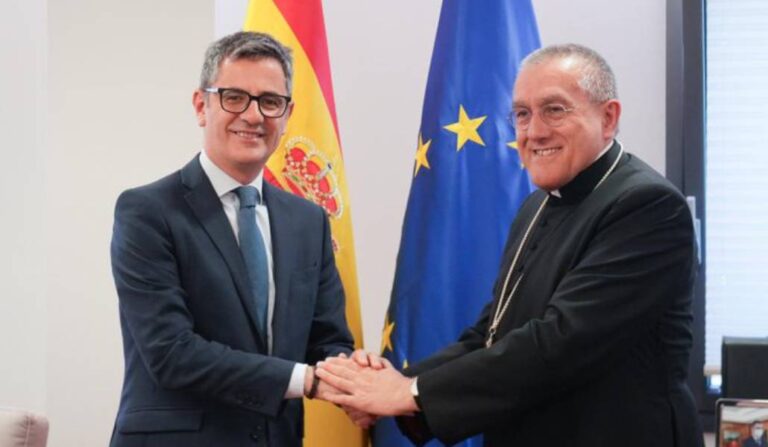 El ministro Bolaños y el nuncio en España. Foto: Ministerio de la Presidencia.