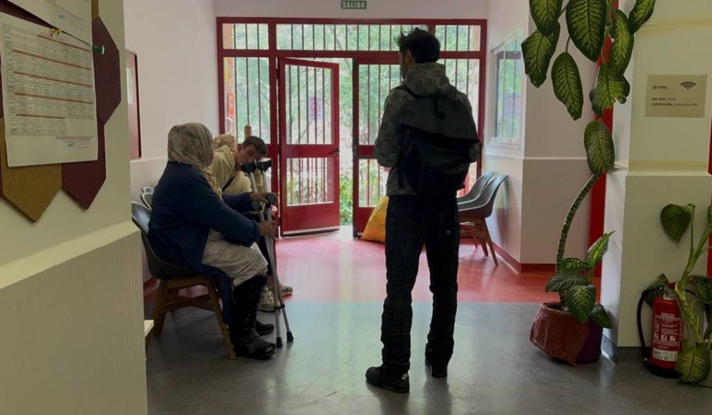 Un grupo de personas esperan a ser atendidas por el personal de primera acogida de CEDIA. Foto: Cáritas Madrid.