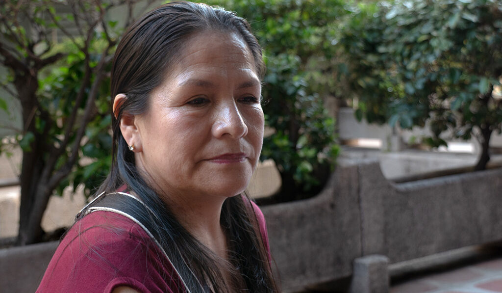 Gladys se vino de Perú para estar con su hijo cuando este se quedó sin hogar.
