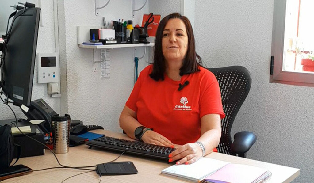 Esther atiende a los recién llegados y les explica el proyecto.