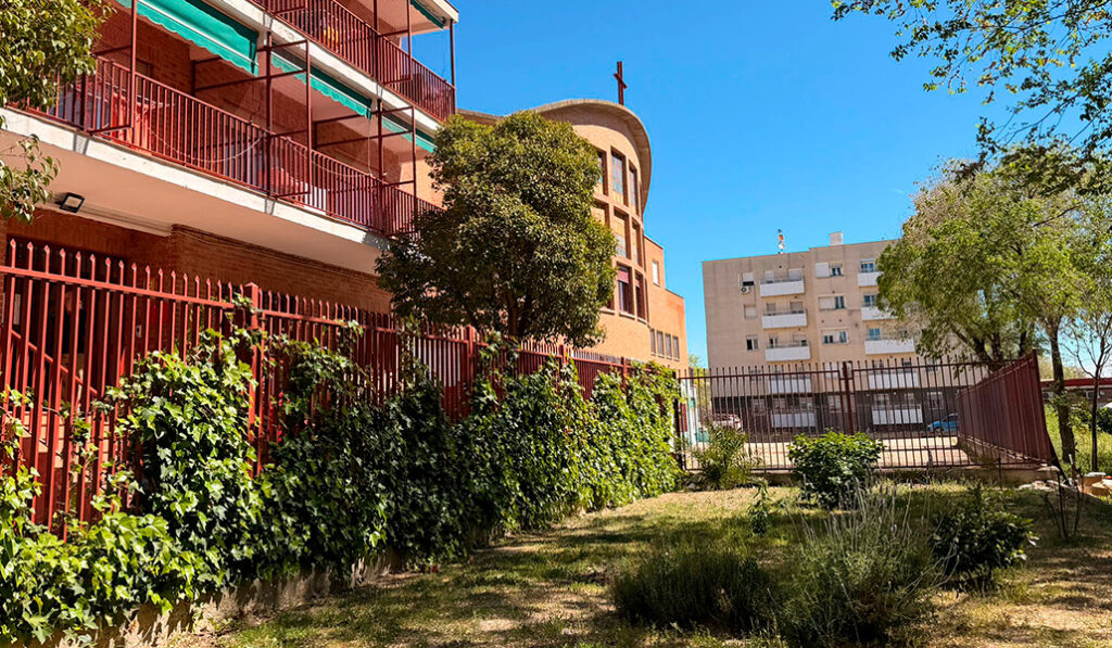CEDIA (izquierda) y la parroquia contigua de la Crucifixión del Señor.