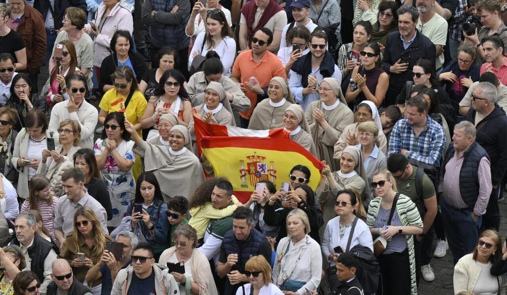 Grupo de españoles en la plaza de San Pedro. Foto: Vatican Media.