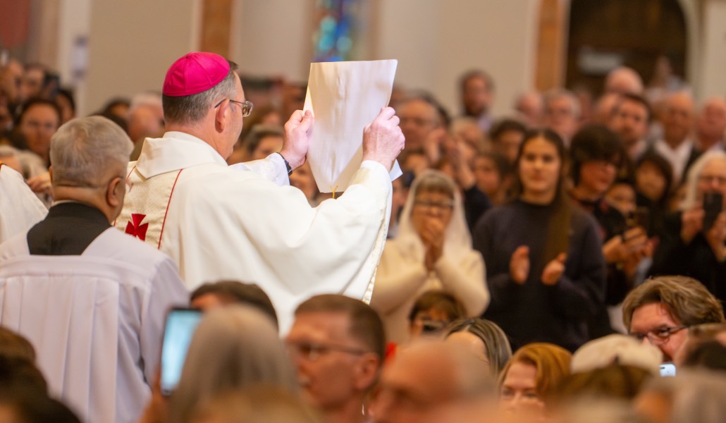 Ordenación de James A. Misko como obispo de Tucson (Arizona). Han propuesto que los organismos diocesanos nominen candidatos al episcopado.