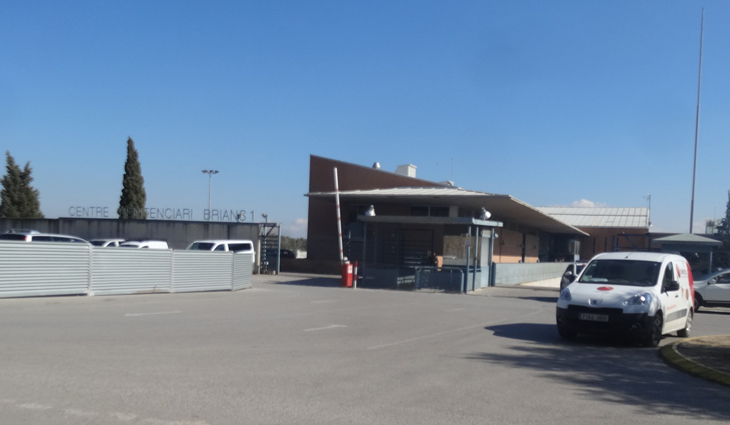 Exterior del centro penitenciario de Brians 1, en Sant Esteve Sesrovires.