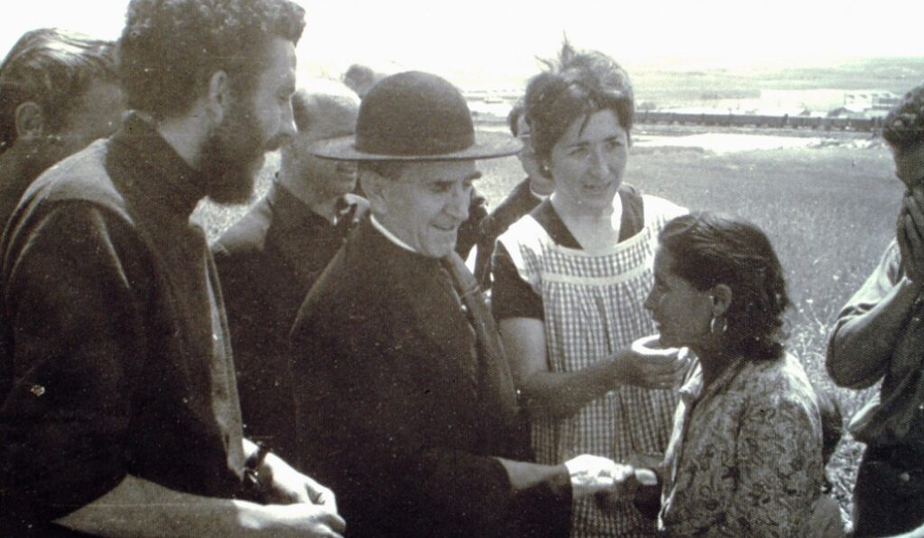 En las barracas con Kiko y Casimiro Morcillo. Foto: Camino Neocacumenal.