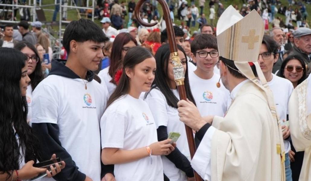 El cardenal saludó a los jóvenes en la pradera. Foto: Santiago Tedeschi/Antonio Gómez