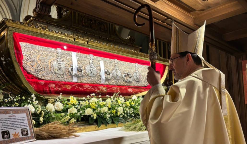 El cardenal Cobo ante los restos del santo. Foto: Archimadrid.