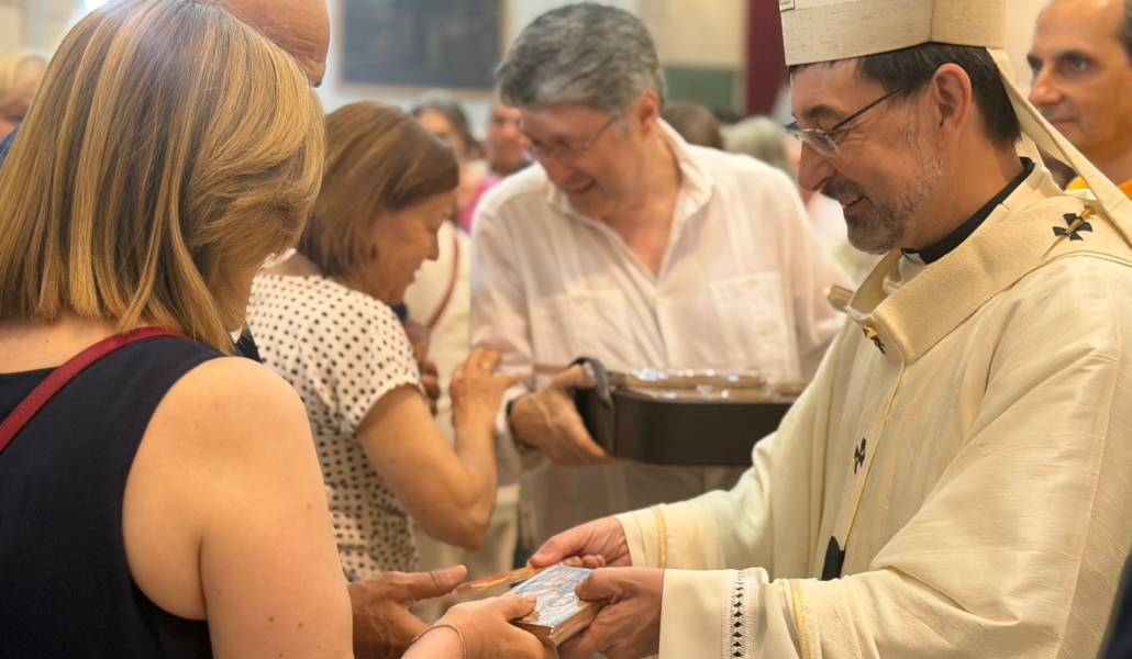 El arzobispo ha entregado un obsequio a los matrimonios. Foto: Luis Miguel Modino.