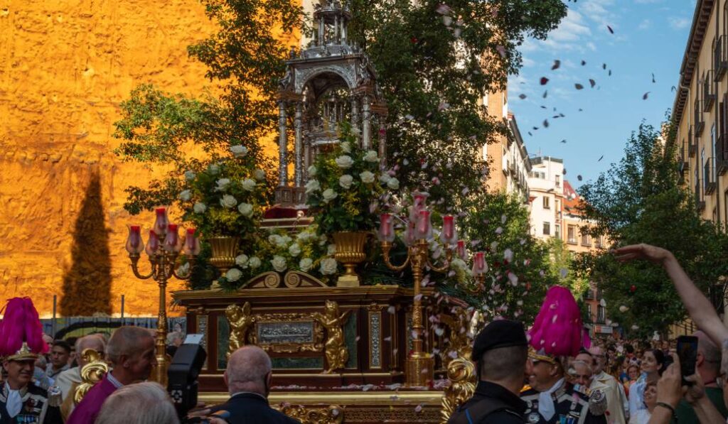 El Santísimo a su paso por las calles del centro de la capital. Foto: Archimadrid.