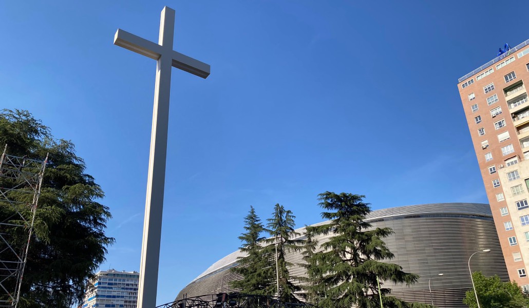 La cruz al lado del estadio Santiago Bernabéu. Foto: Parroquias España.