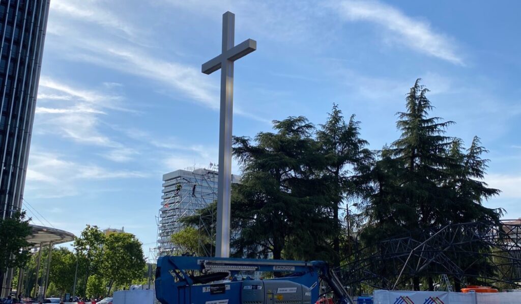 La cruz vista desde la zona sur de la plaza de Lima, donde se alzará el escenario. Foto: Parroquias España.