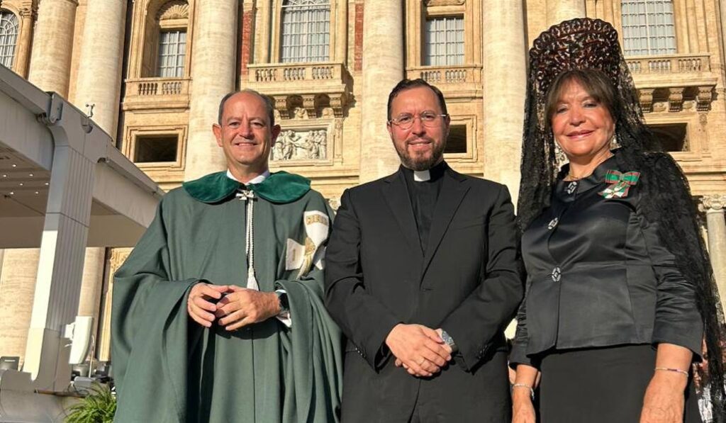 Aguilera (centro) durante una visita de representantes de la cofradía a Roma el año pasado. Foto cedida por Salvador Aguilera.