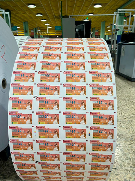 Una máquina fabrica el cuponazo de la ONCE dedicado al Viaje Apostólico del Papa León XIV a España.