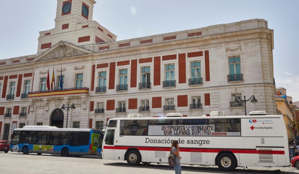 Imagen de archivo de un autobús de Cruz Roja en la Puerta del Sol antes de su remodelación. Foto: Guillermo Navarro.