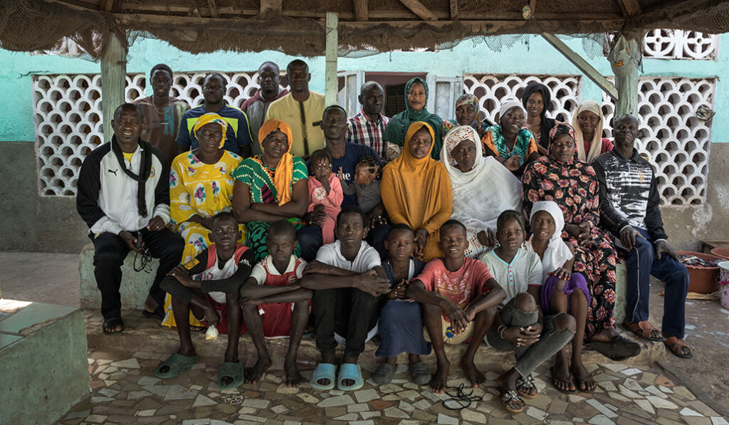 La familia extensa de Issa en su casa de Bargny, en Senegal. Abajo, el muchacho con el Club Baloncesto Los Realejos.