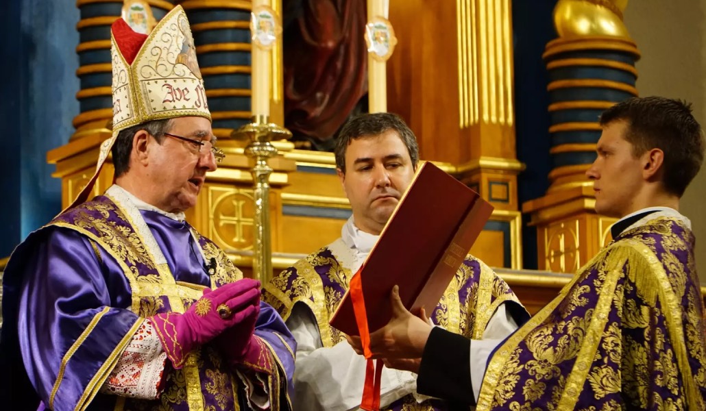 Un obispo lefebvriano durante una celebración. Foto: FSSPX.