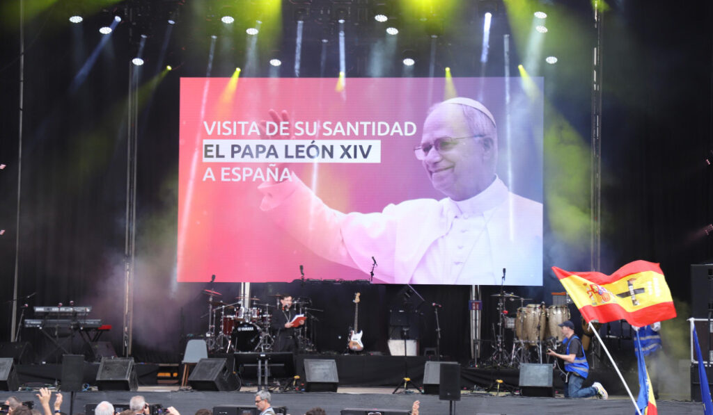 El cardenal Cobo leyendo la carta del Papa.