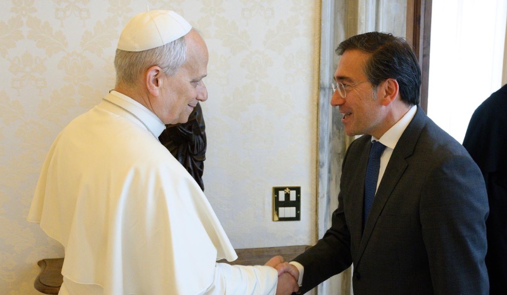 El ministro de Asuntos Exteriores de España, José Manuel Albares, el pasado lunes con el Papa León XIV. Foto: Ministerio de Asuntos Exteriores.