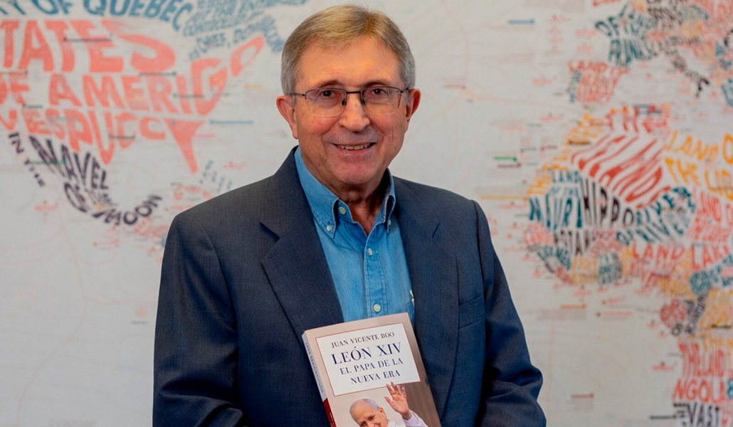 El veterano periodista con su nuevo libro.