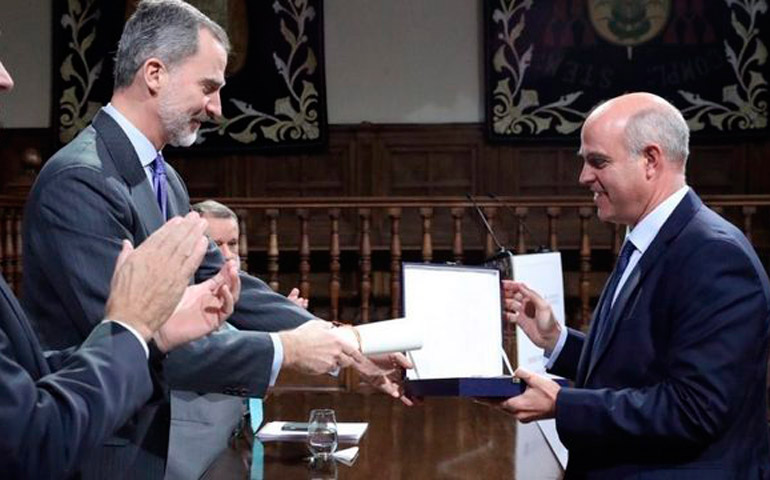 Larrosa recibe el Premio Derechos Humanos Rey de España de manos de Felipe VI. Foto: diócesis de Guadix.