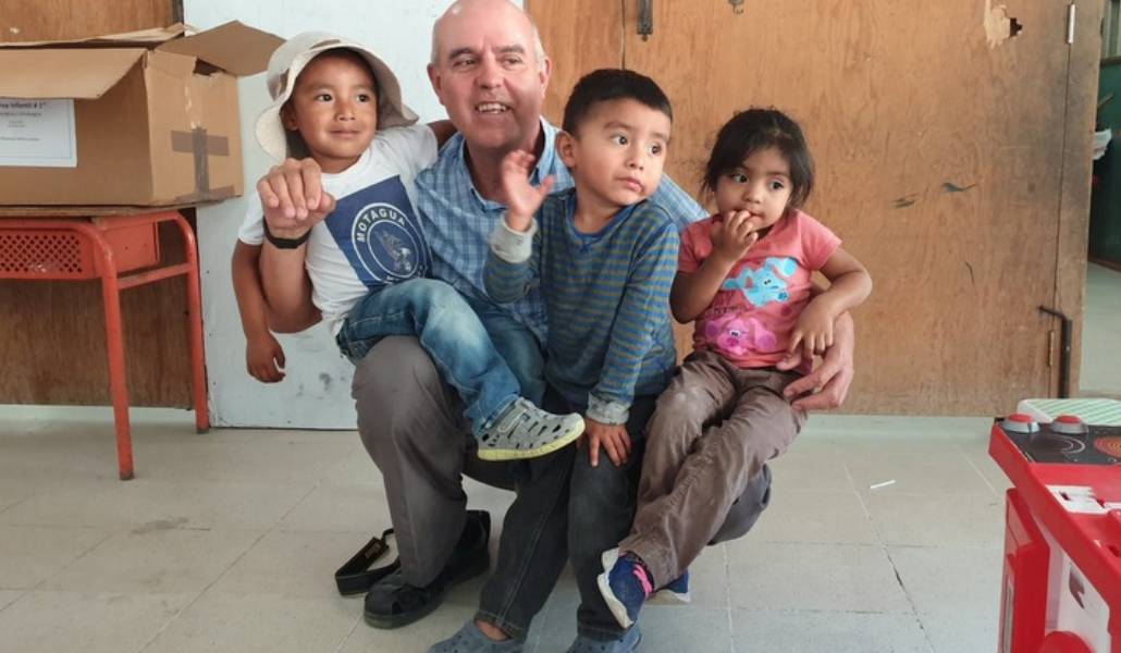 Larrosa con niños. Foto: diócesis de Guadix.