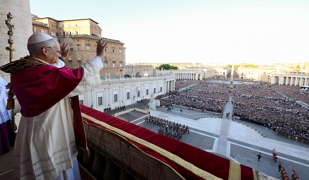 León XIV, recién elegido Papa, se asoma a la logia